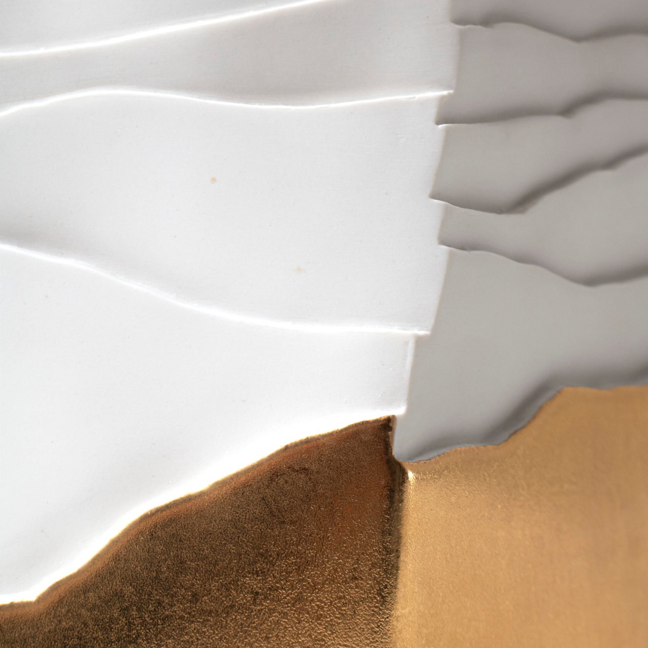 Erosum Short Porcelain & Gold Vase